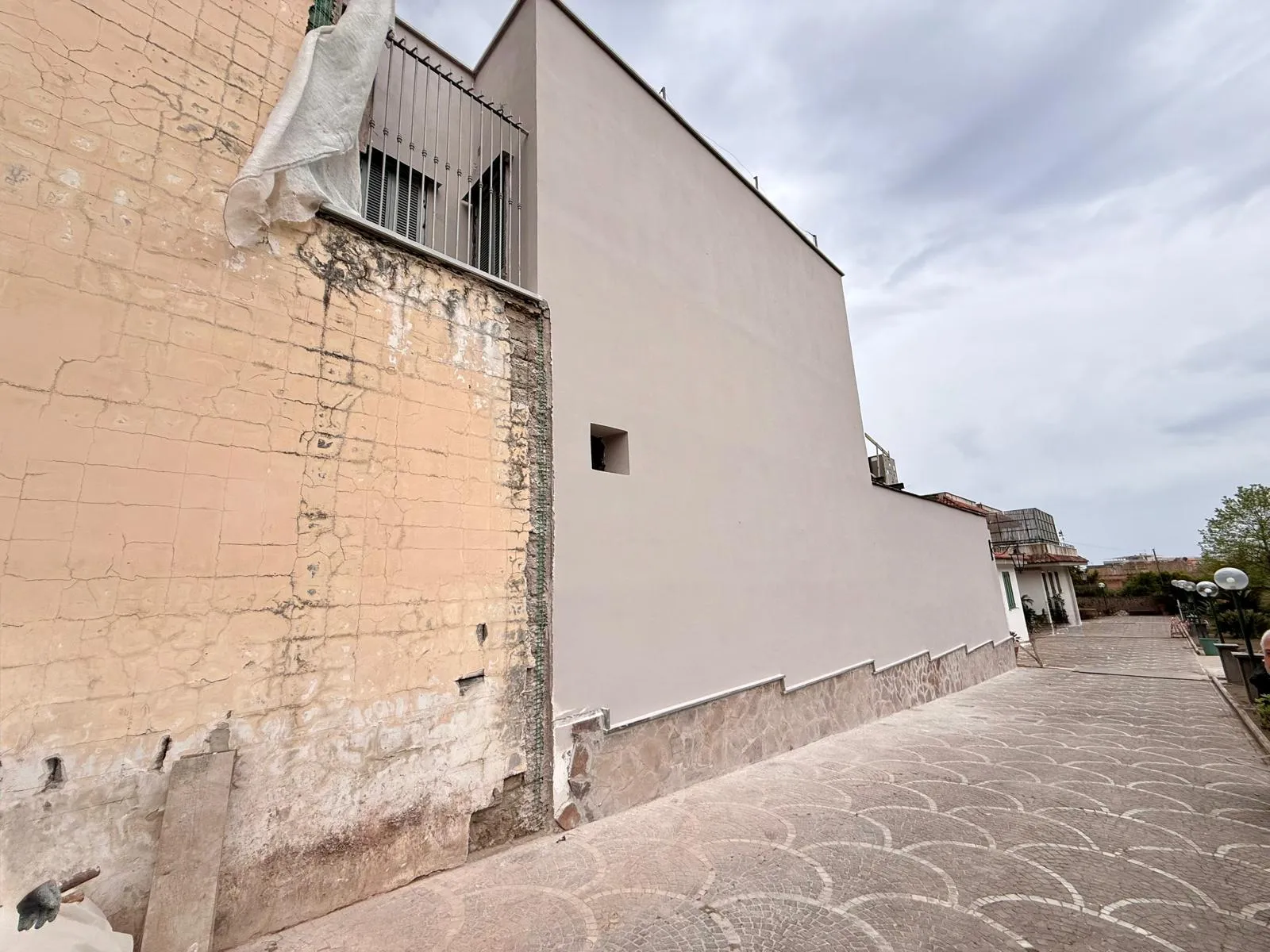 Facciata prima e dopo il ripristino, palazzina Elena Abbigliamento