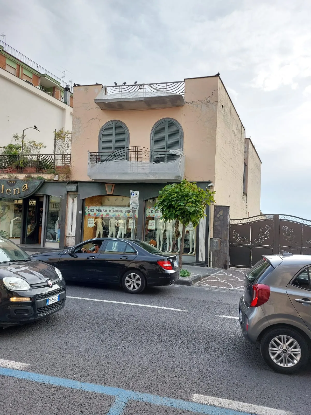 Palazzina Elena Abbigliamento dopo il ripristino delle facciate