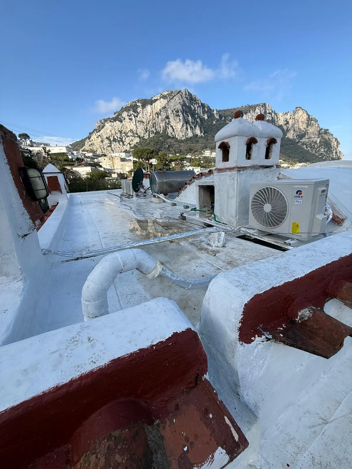 Unità esterne di climatizzazione in terrazza, Villa Preziosa a Capri