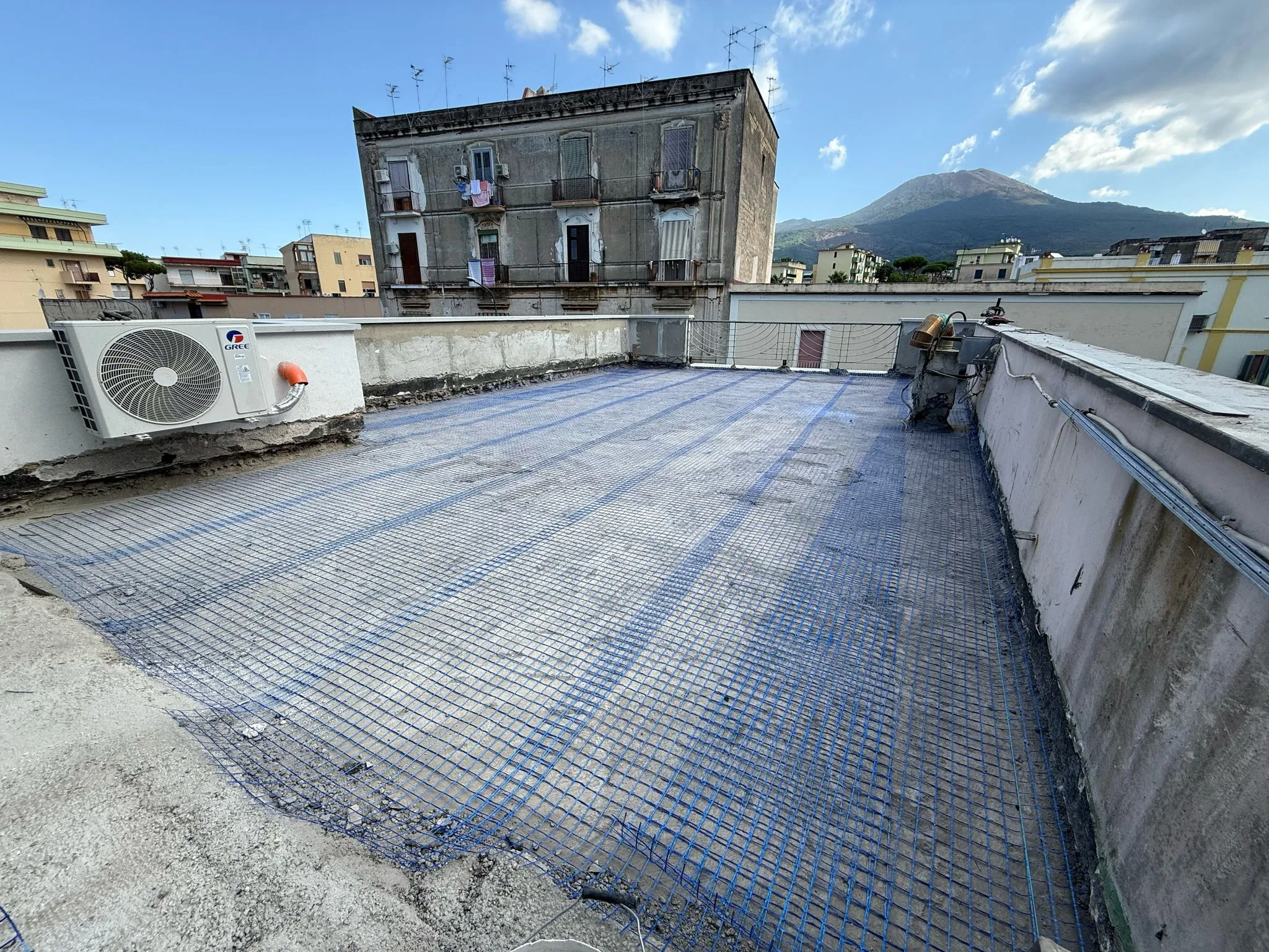 Rete di armatura durante l'impermeabilizzazione del terrazzo
