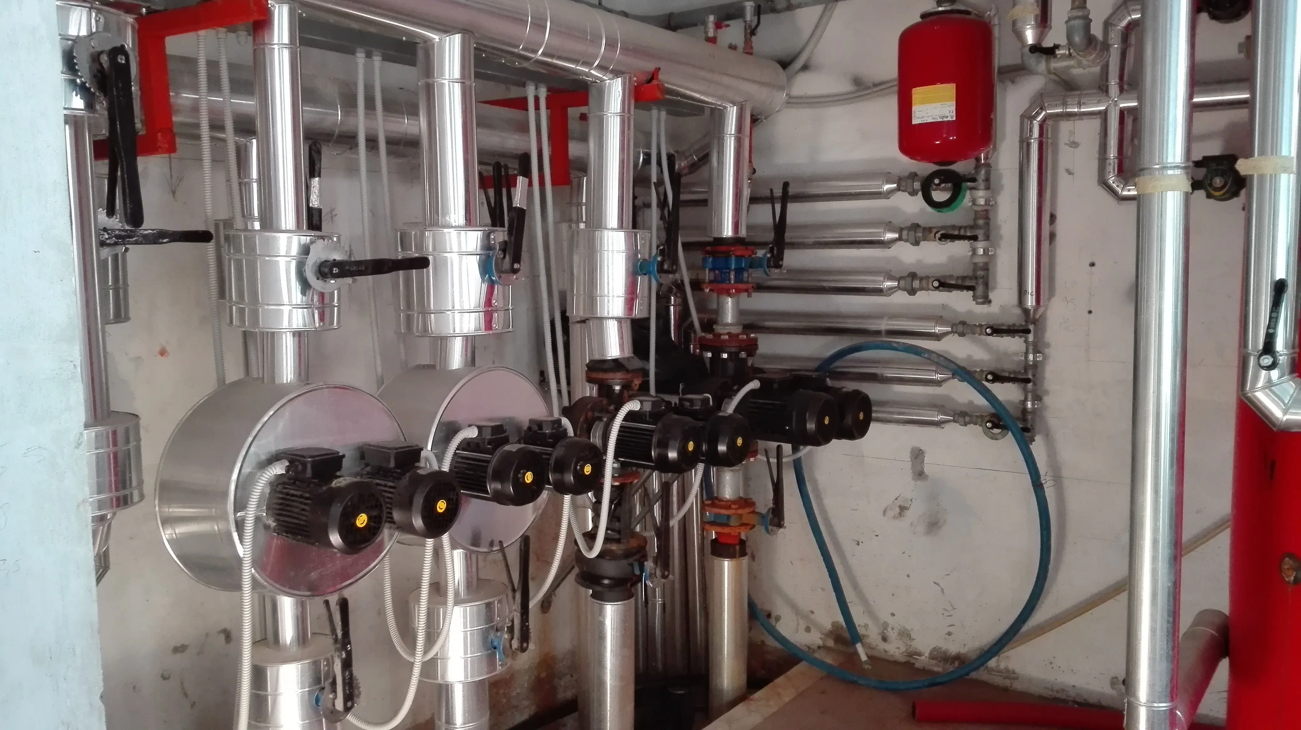 Collettori e tubazioni in centrale idrica