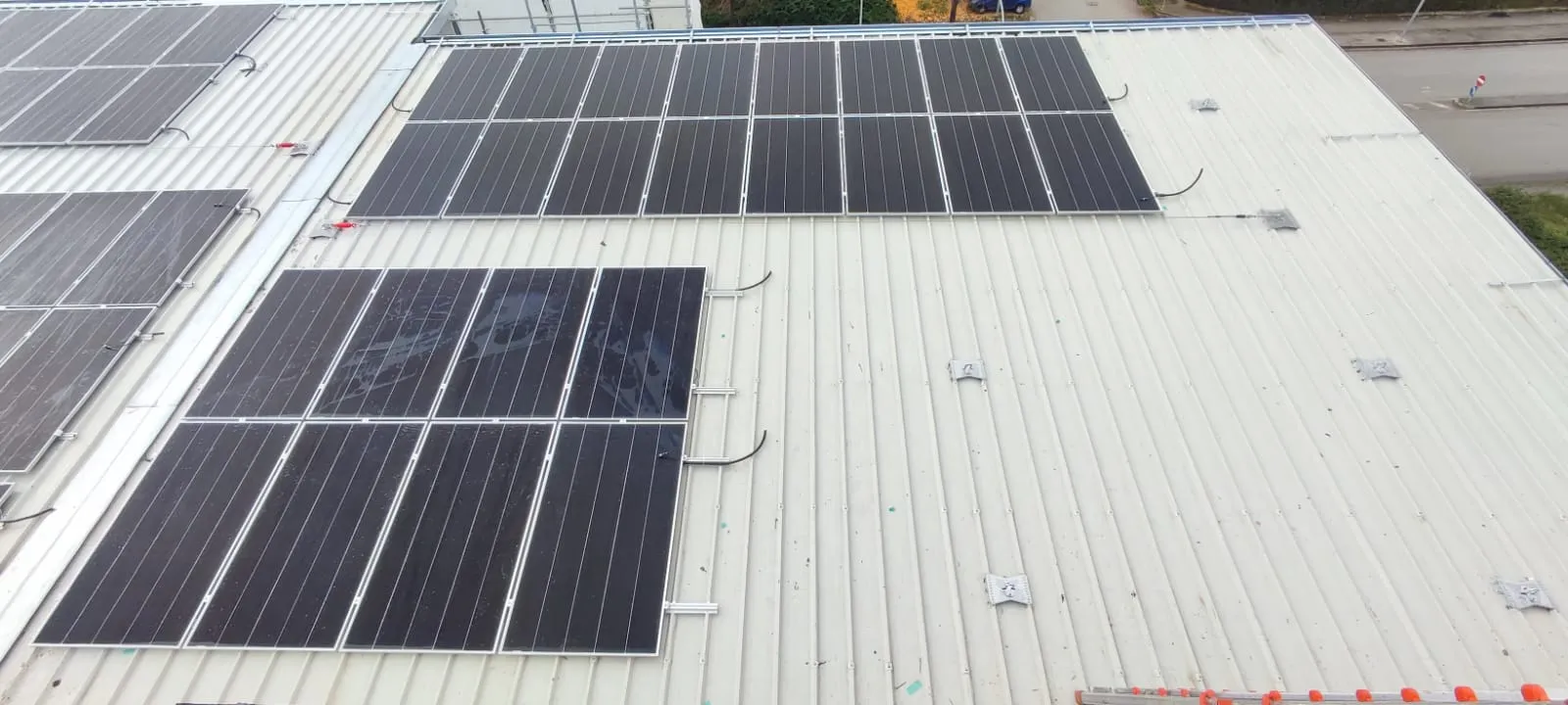 Pannelli fotovoltaici su copertura in lamiera