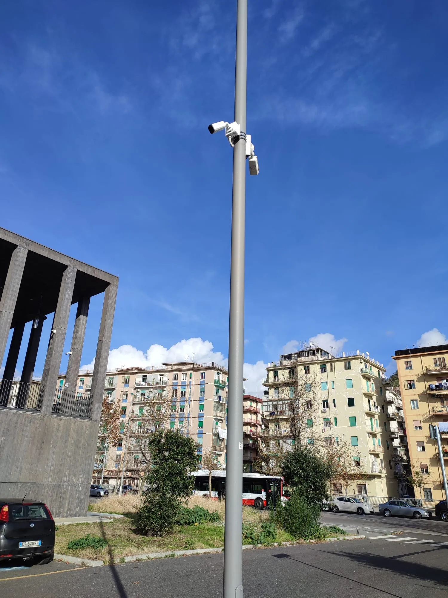 Palo con telecamere di videosorveglianza, Cittadella Giudiziaria di Salerno