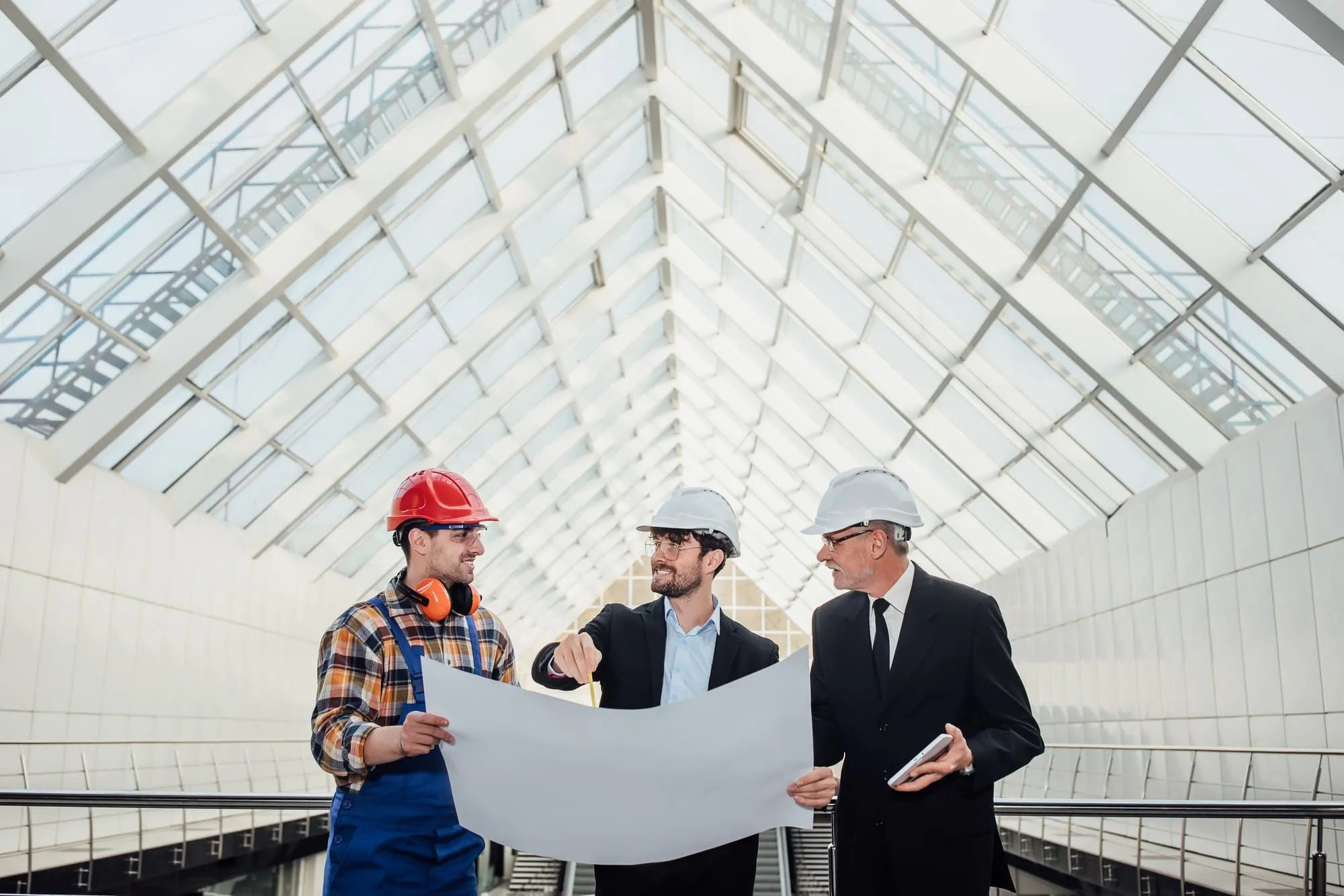 Tecnici e ingegneri esaminano un progetto in cantiere