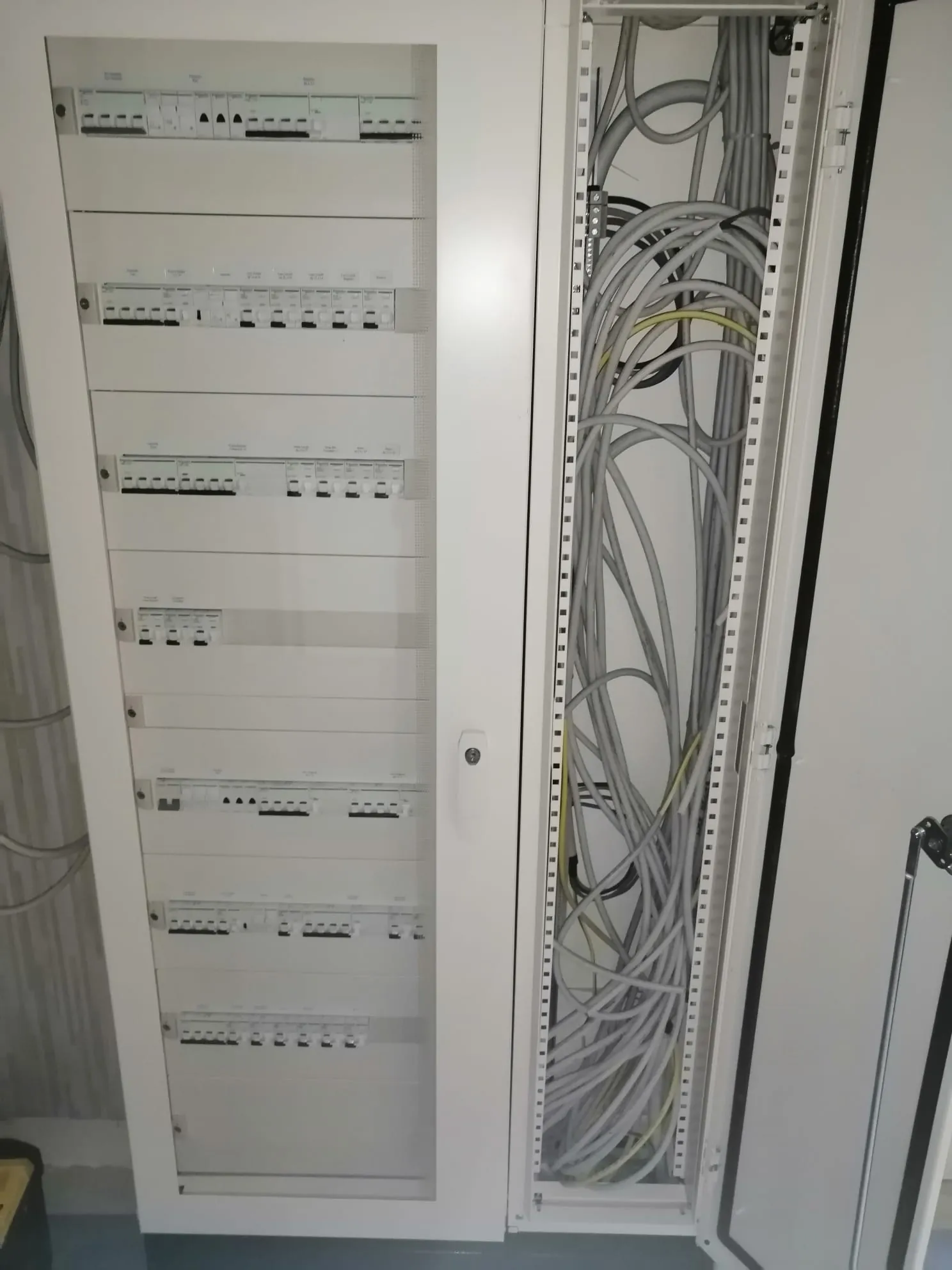 Aggiornamento di un quadro elettrico, Ospedale Federico II di Napoli