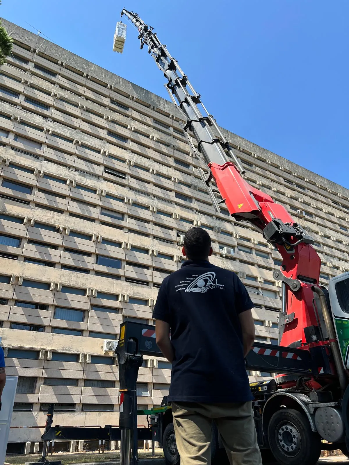 Sollevamento con gru sulla facciata, Ospedale Federico II di Napoli