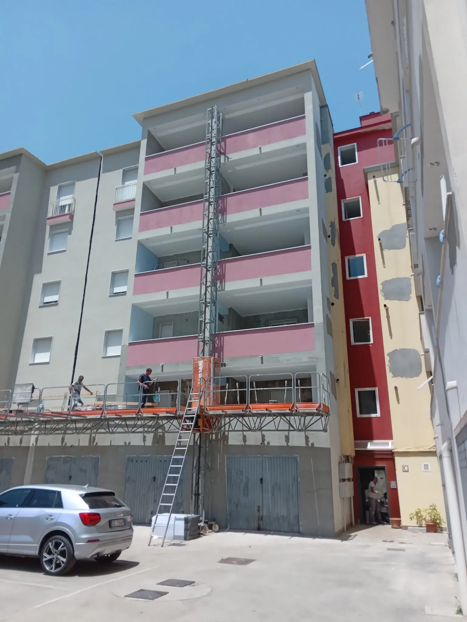 Edificio residenziale Parco dei Colori durante la riqualificazione