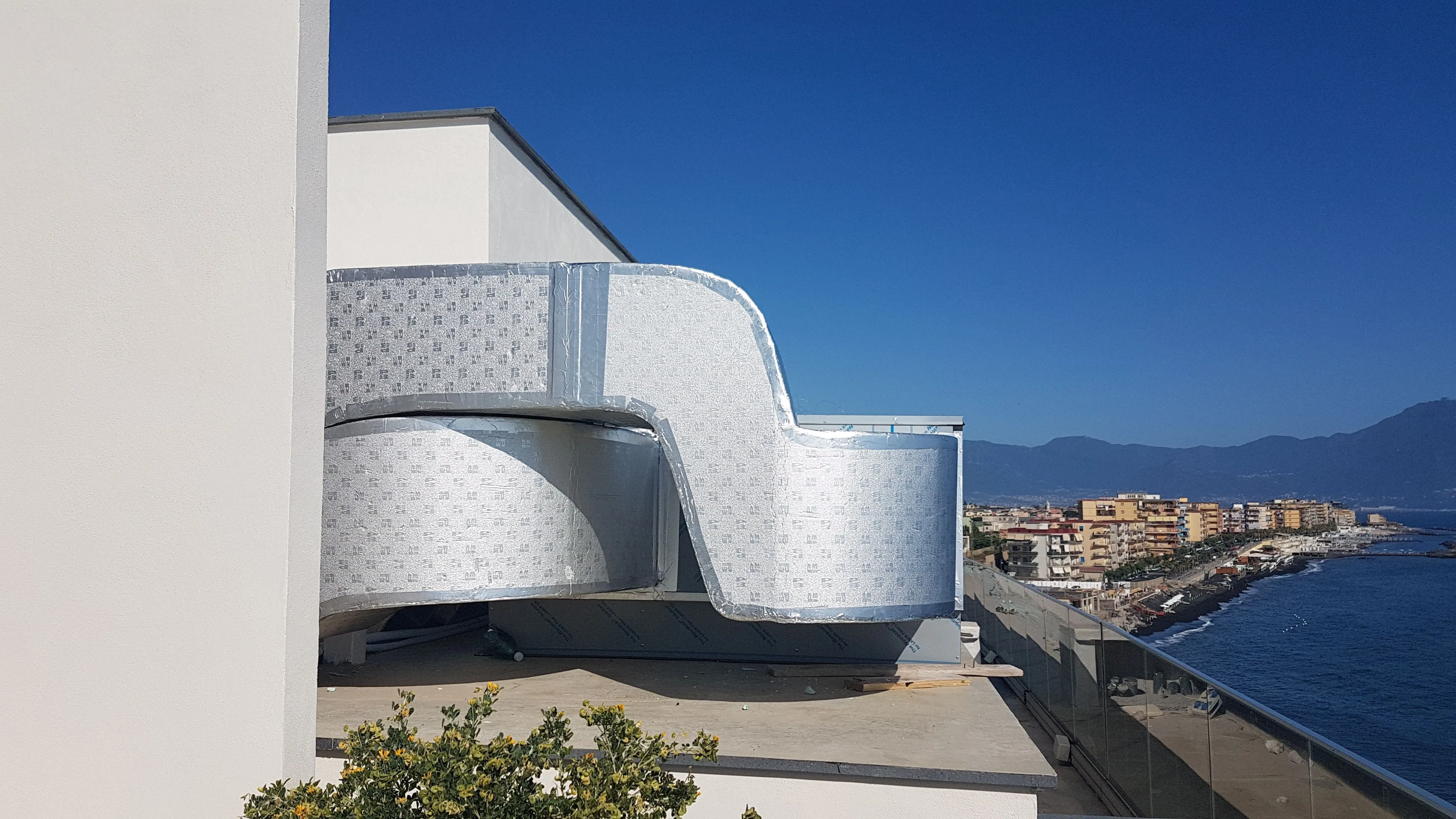Canalizzazioni in copertura con vista sul golfo, Hotel Torre di Bassano