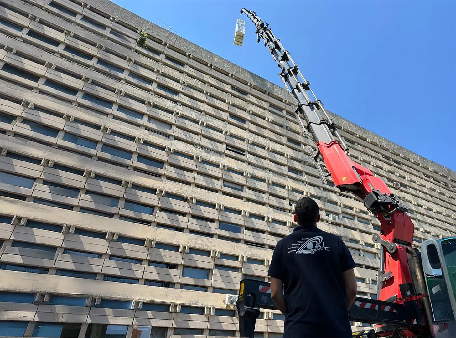 Tecnico A.L. Impianti in cantiere durante un sollevamento con gru