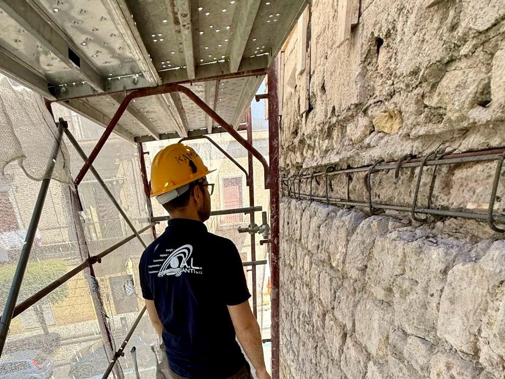 Tecnico A.L. Impianti su ponteggio durante lavori sulla facciata