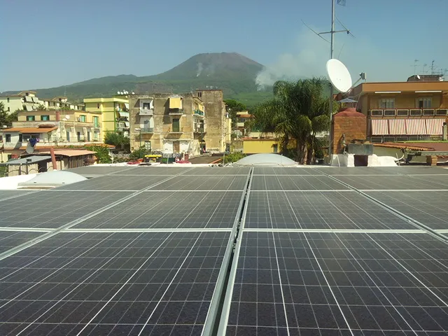 Impianto fotovoltaico su tetto con vista sul Vesuvio