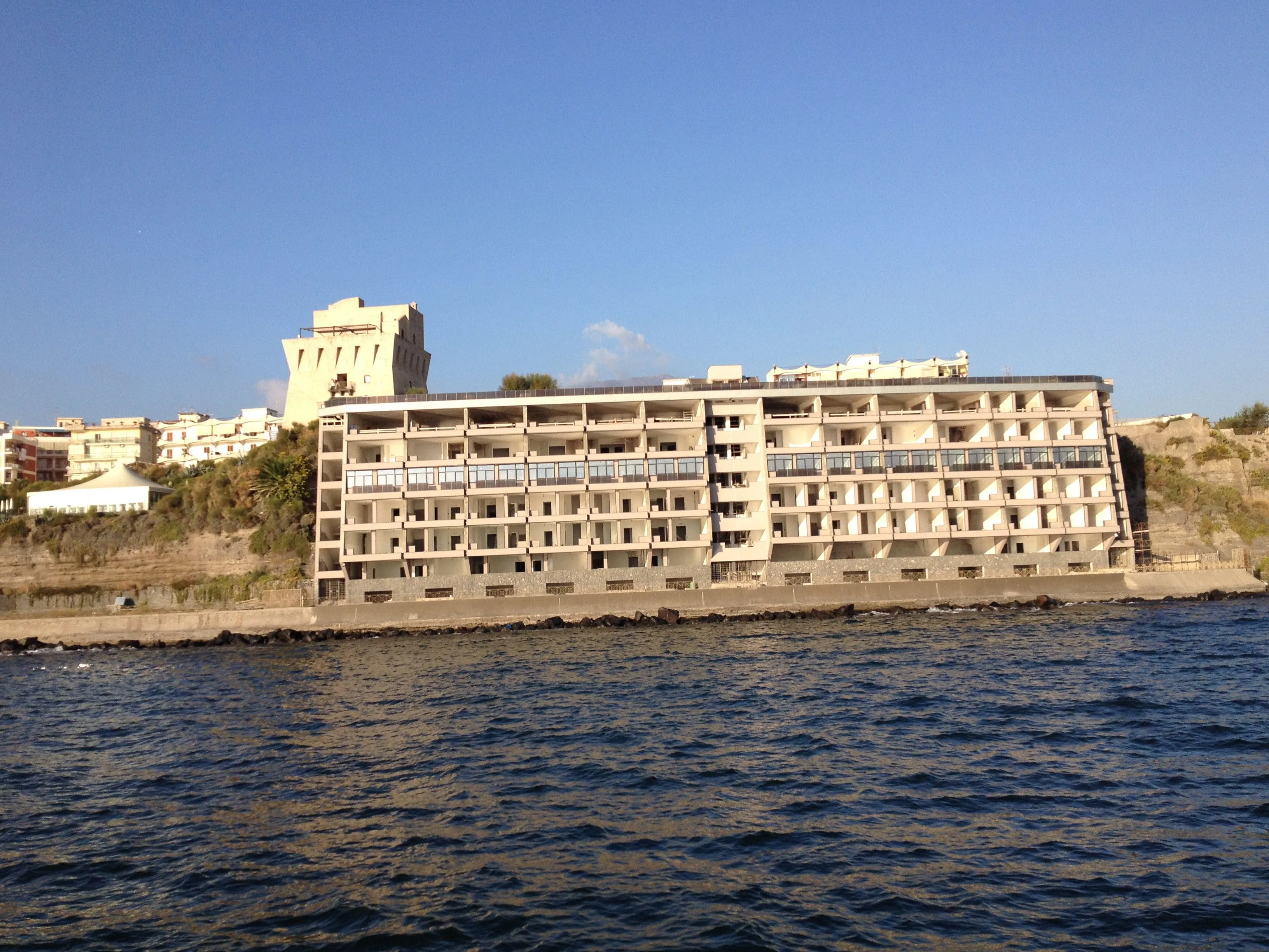 Hotel Torre di Bassano visto dal mare