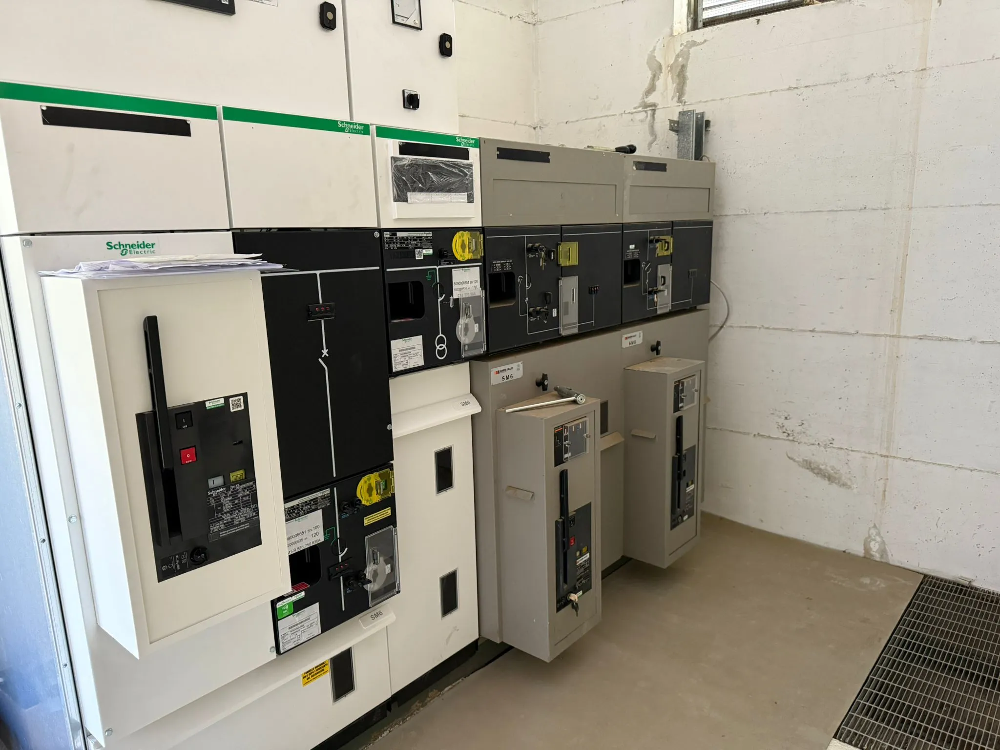Quadri di media tensione nella cabina elettrica, lavori di adeguamento