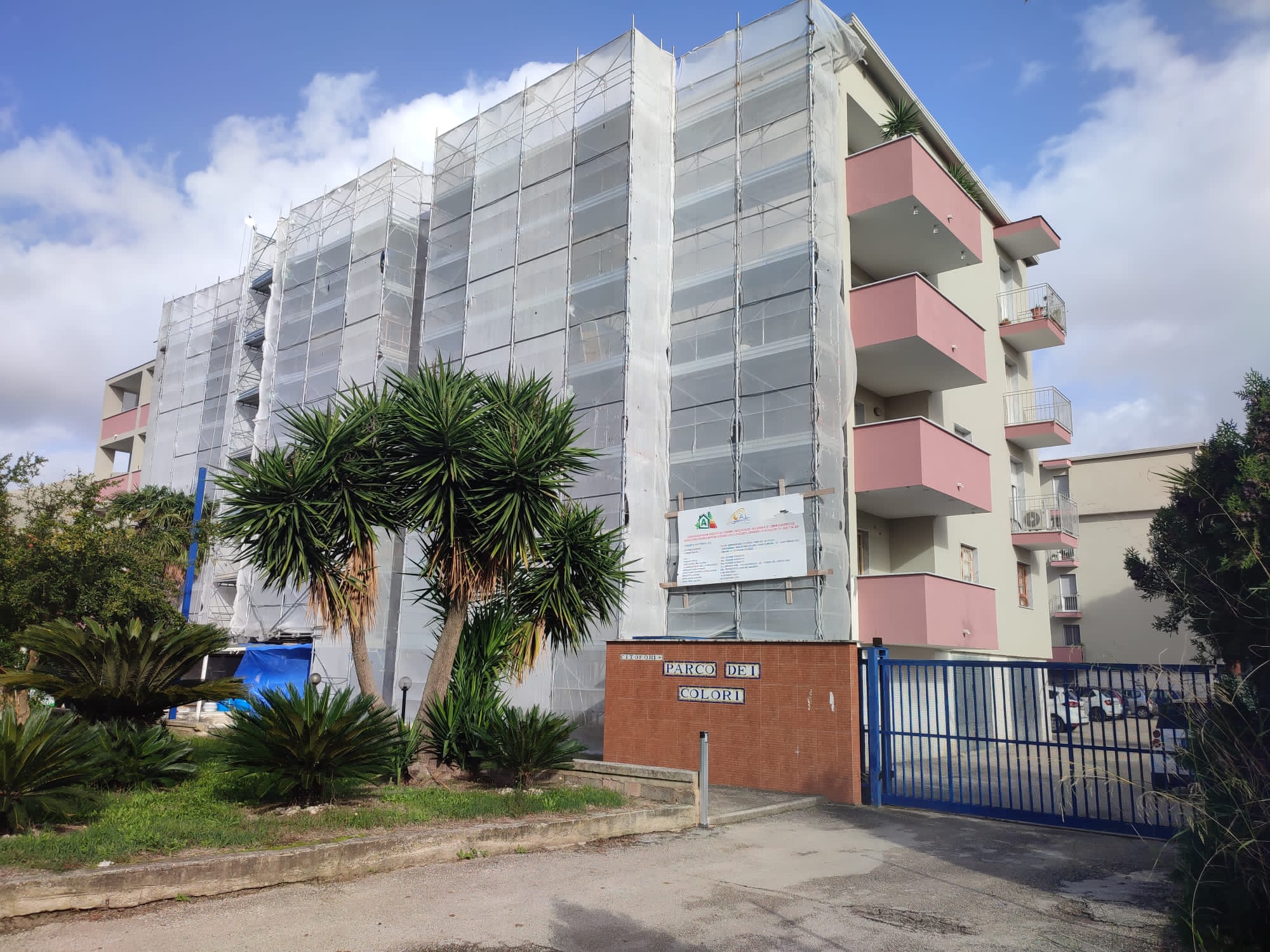 Condominio Parco dei Colori con ponteggi durante la riqualificazione energetica