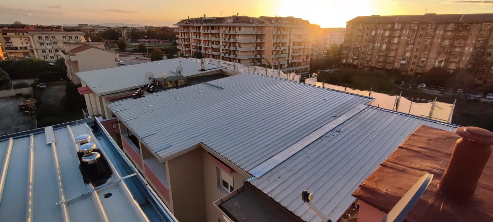 Copertura del Condominio Parco dei Colori al tramonto