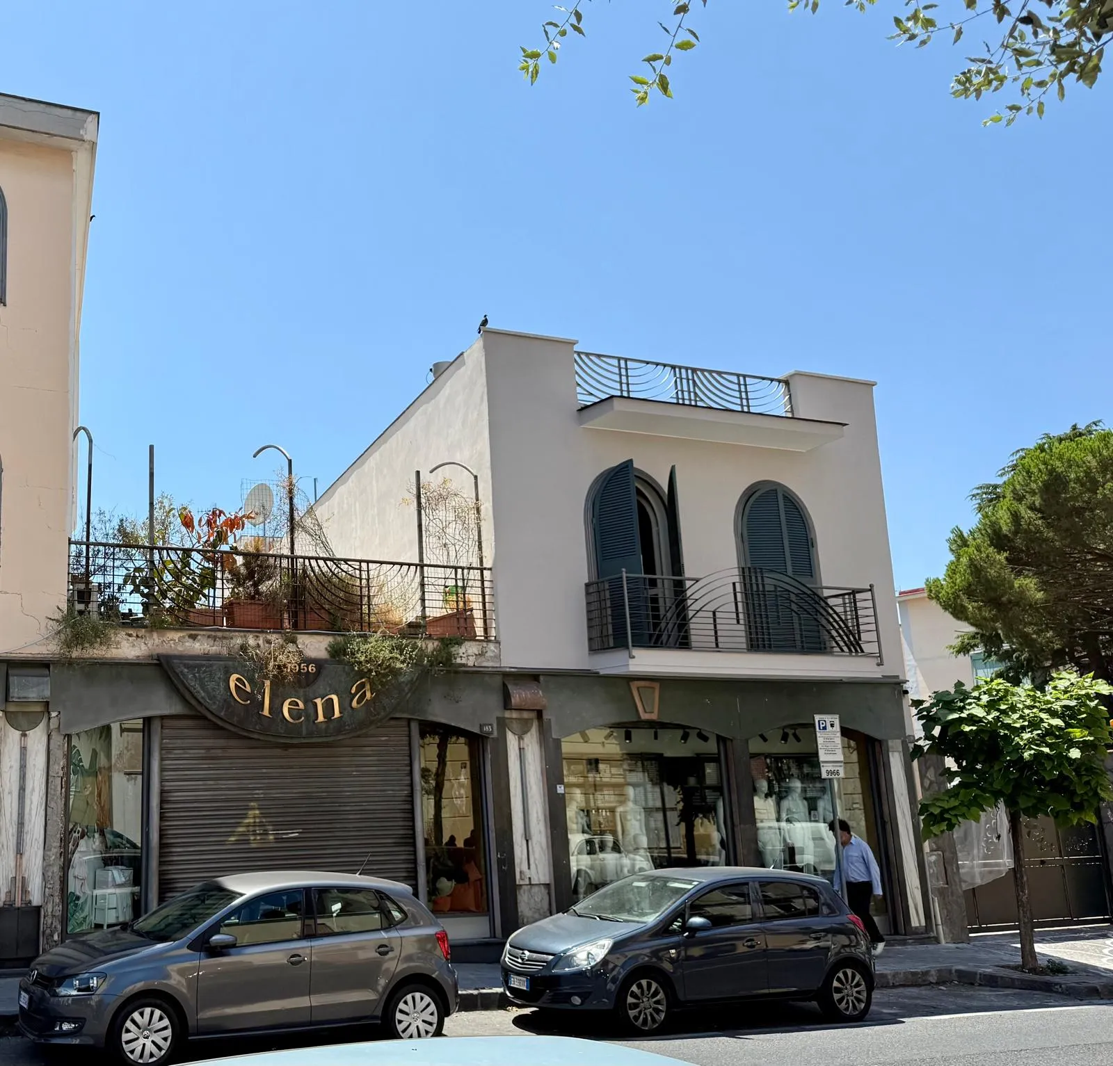 Palazzina Elena Abbigliamento con facciata rinnovata